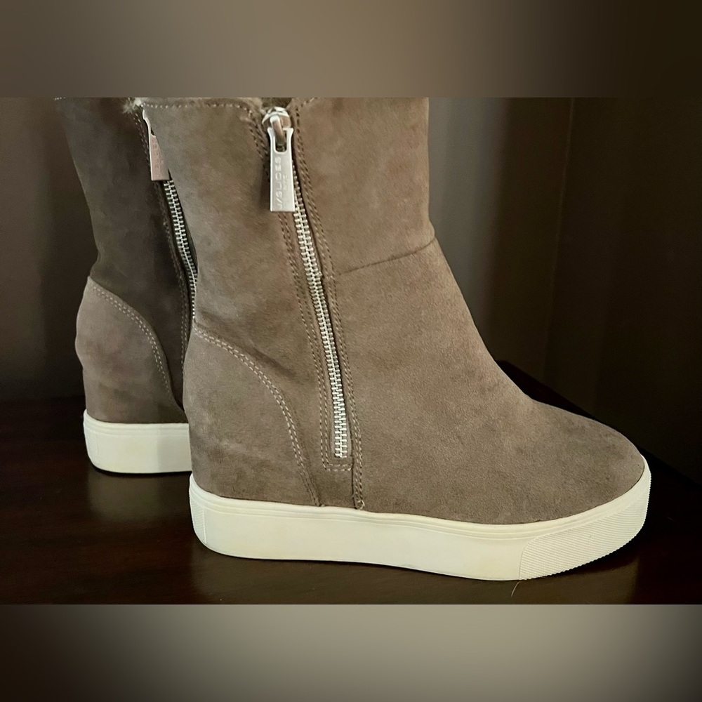 WOMENS DOUBLE ZIP HI TOP
SIZE 6
FAUX FUR INSIDE
EXCELLENT CONDITION
